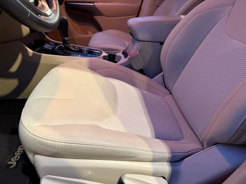 Used 2019 Jeep Cherokee Latitude w/ Popular Appearance Group image 16