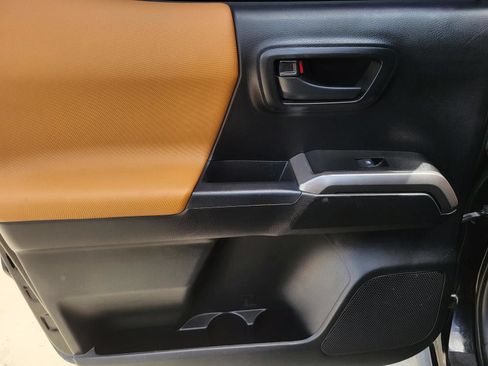 Used 2017 Toyota Tacoma SR5 w/ Tow Package RWD image 10