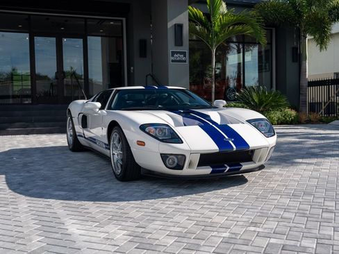 Used 2005 Ford GT RWD image 2