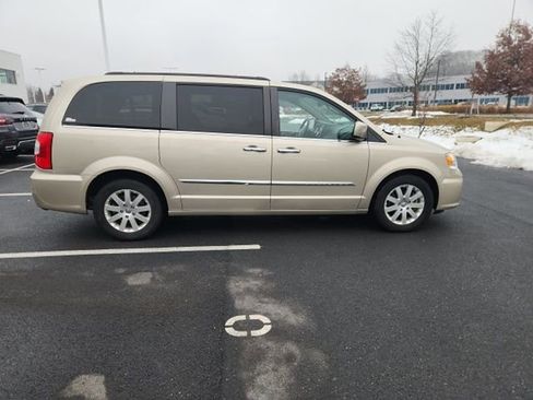 Used 2016 Chrysler Town & Country Touring w/ Driver Convenience Group image 6