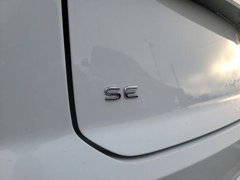 Used 2024 Volkswagen Atlas Cross Sport SE image 9