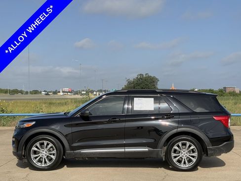 Used 2023 Ford Explorer XLT w/ Equipment Group 202A RWD image 3
