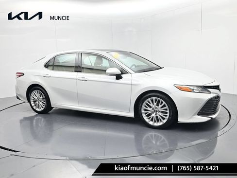 Used 2018 Toyota Camry XLE FWD image 1