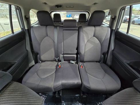 Used 2022 Toyota Highlander LE image 18