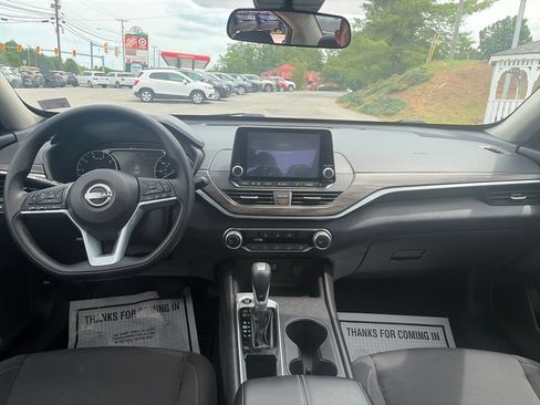Used 2025 Nissan Altima 2.5 SV FWD image 13