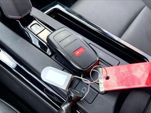 Used 2024 Toyota Prius XLE FWD image 14