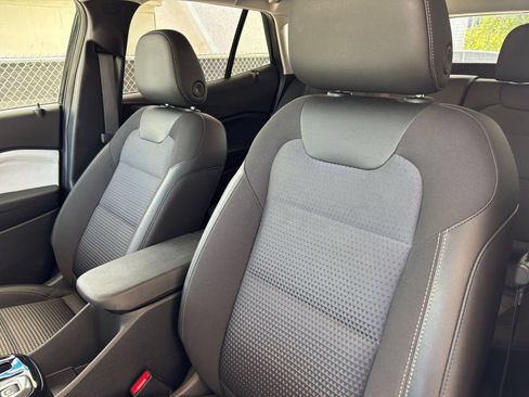 Used 2025 Chevrolet Trax LT w/ LT Convenience Package FWD image 36