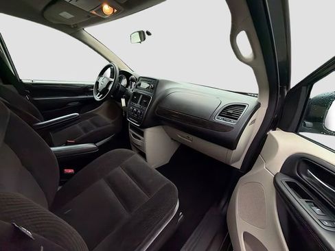 Used 2017 Dodge Grand Caravan SE image 26