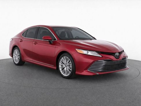 Used 2018 Toyota Camry XLE FWD image 2