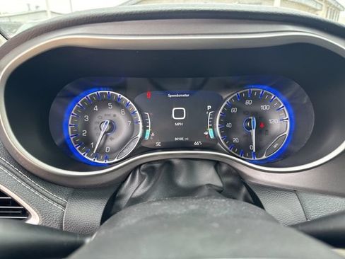 Used 2022 Chrysler Pacifica Touring-L FWD image 16
