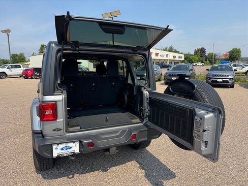 Used 2018 Jeep Wrangler Unlimited Sahara AWD/4WD image 6