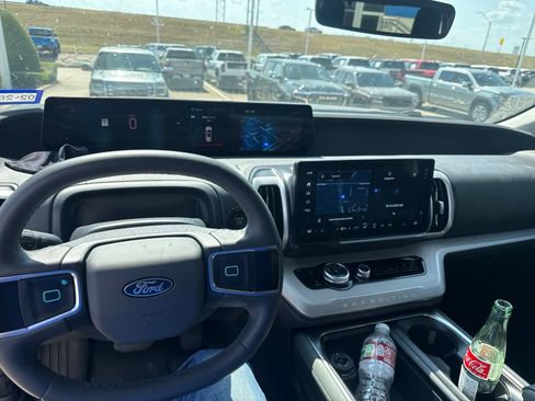 Used 2026 Ford Expedition Active AWD/4WD image 30