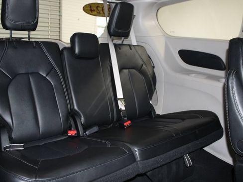 Used 2024 Chrysler Pacifica Touring-L FWD image 32