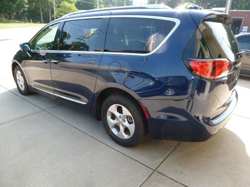 Used 2017 Chrysler Pacifica Touring-L Plus FWD image 3