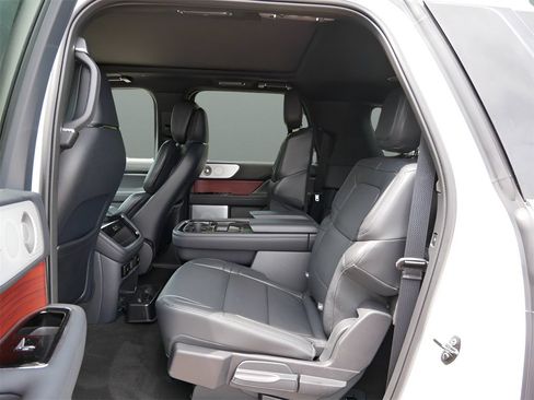 Used 2024 Lincoln Navigator L Reserve AWD/4WD image 11