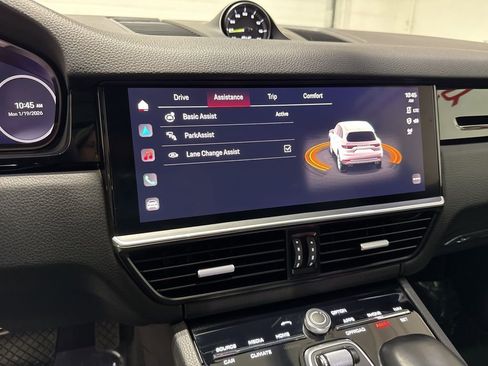 Used 2023 Porsche Cayenne w/ Premium Package image 18