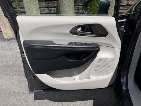 Used 2020 Chrysler Voyager L FWD image 19