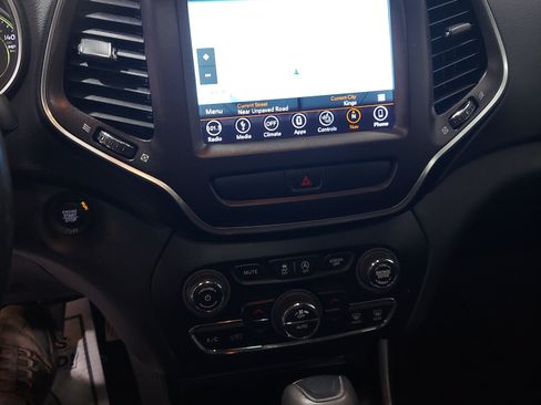 Used 2019 Jeep Cherokee Trailhawk AWD/4WD image 13
