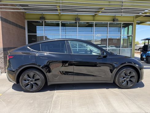 Used 2024 Tesla Model Y 2WD image 9