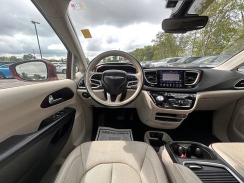 Used 2019 Chrysler Pacifica Limited w/ Tire & Wheel Group FWD image 18