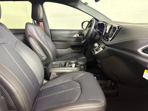 New 2027 Chrysler Pacifica Select FWD image 14