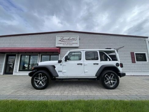 Used 2024 Jeep Wrangler Unlimited w/ Technology Group AWD/4WD image 2
