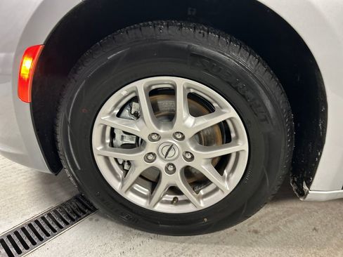 Used 2024 Chrysler Pacifica Touring-L image 9