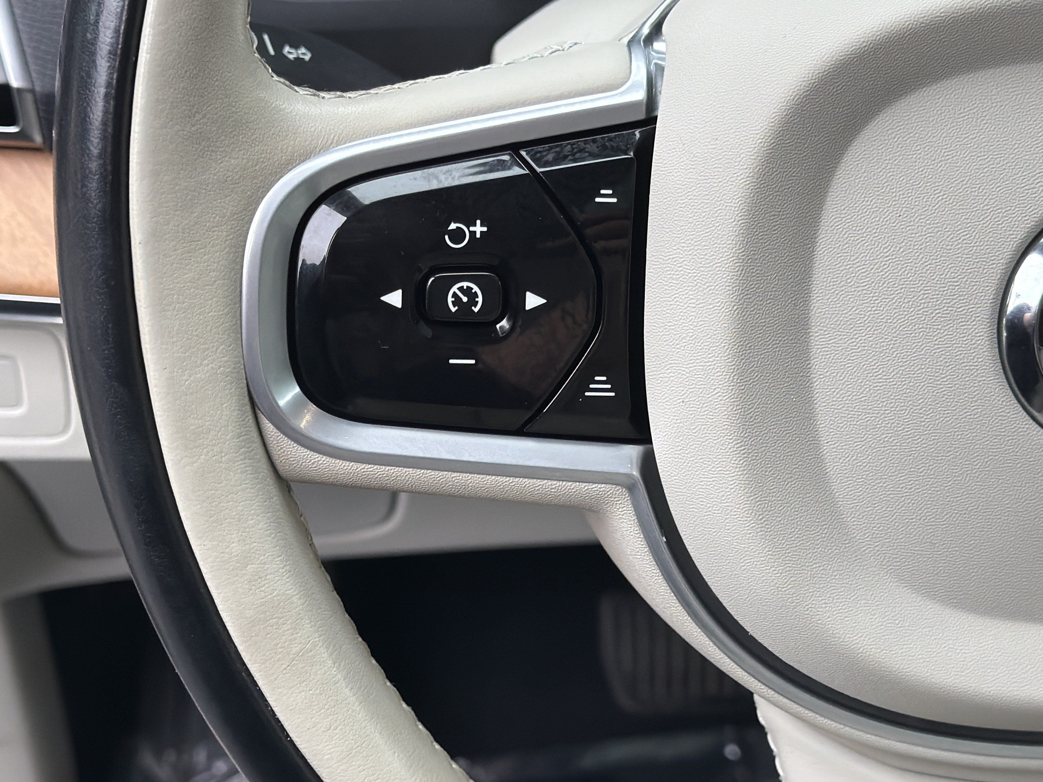 Used 2022 Volvo XC90 T5 Momentum w/ Advanced Package FWD image 19