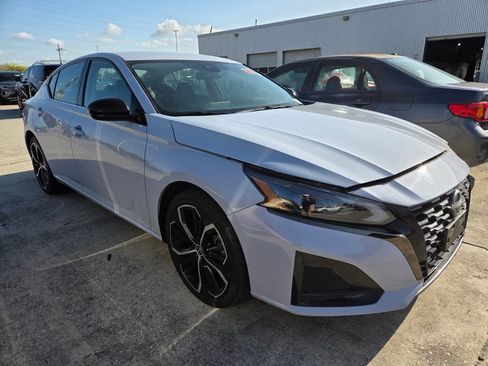 Used 2023 Nissan Altima 2.5 SR FWD image 3