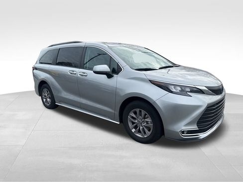 Used 2024 Toyota Sienna XLE image 7