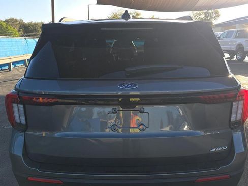 Used 2025 Ford Explorer ST-Line w/ ST-Line Street Pack image 6