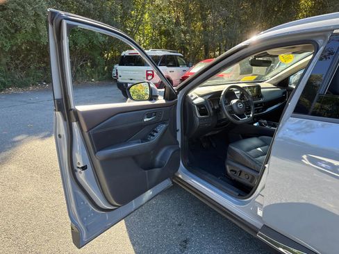 Used 2022 Nissan Rogue SL w/ SL Premium Package image 12