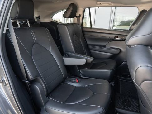 Used 2024 Toyota Highlander XLE AWD/4WD image 47