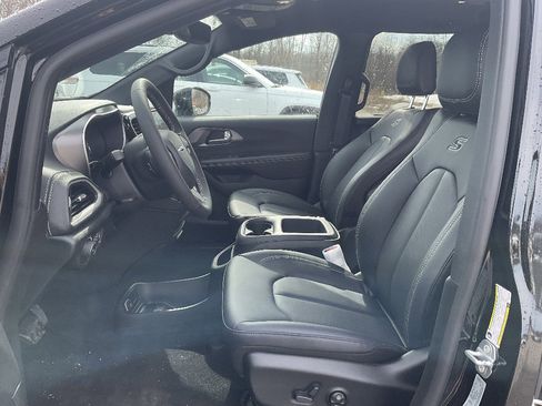 New 2026 Chrysler Pacifica Select w/ S Appearance Package image 8