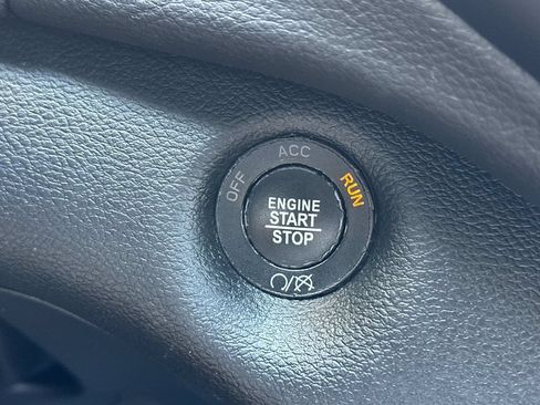 Used 2019 Jeep Cherokee Latitude Plus FWD image 21