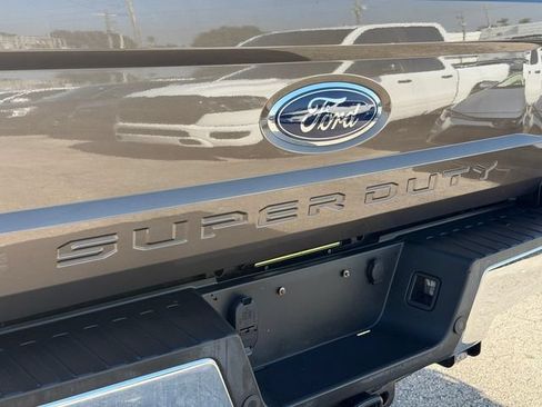 Used 2017 Ford F250 XLT w/ XLT Premium Package AWD/4WD image 9