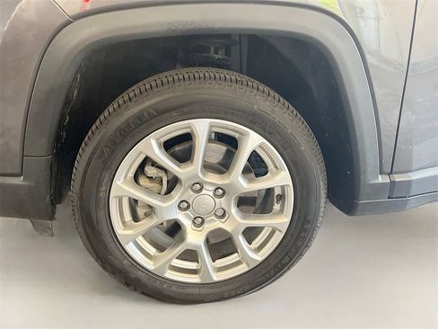 Used 2023 Jeep Compass Latitude image 29