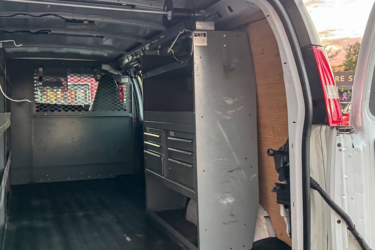 Used 2018 GMC Savana 3500 Extended w/ Driver Convenience Package RWD image 20