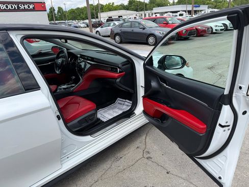 Used 2019 Toyota Camry XSE FWD image 9