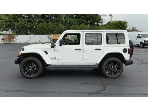Used 2025 Jeep Wrangler Unlimited Sahara AWD/4WD image 5