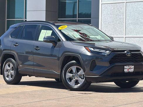 Used 2025 Toyota RAV4 XLE AWD/4WD image 2