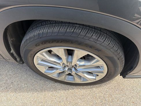 Used 2023 Toyota Highlander Limited image 4