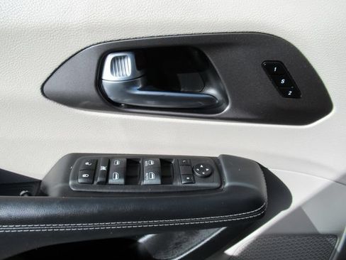 Used 2023 Chrysler Pacifica Touring-L FWD image 20