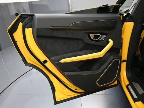 Used 2022 Lamborghini Urus image 23