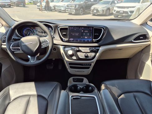 Used 2024 Chrysler Pacifica Touring-L FWD image 25