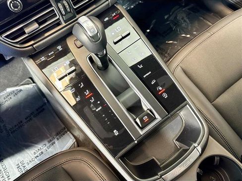 Certified 2026 Porsche Macan AWD/4WD image 17