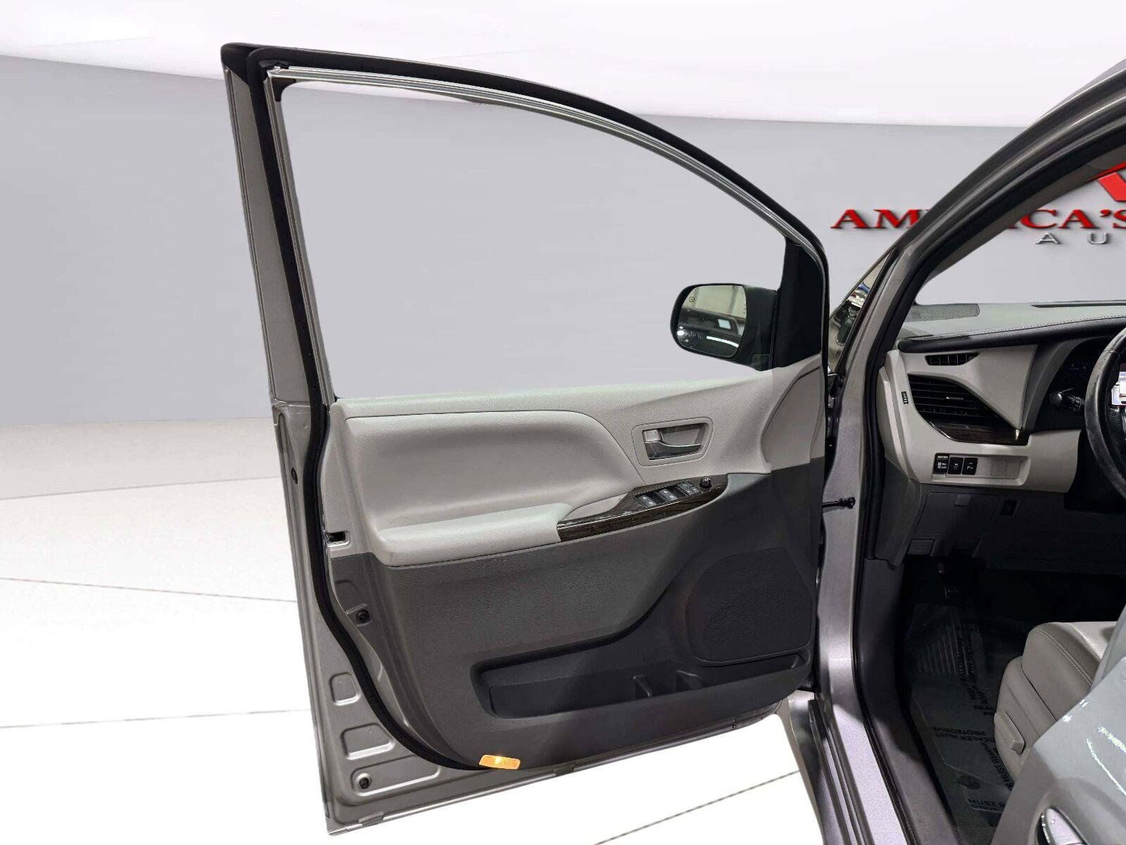 Used 2020 Toyota Sienna XLE Premium FWD image 22