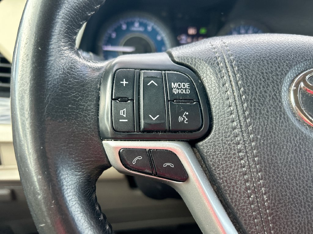 Used 2018 Toyota Sienna XLE w/ XLE Navigation Package FWD image 16