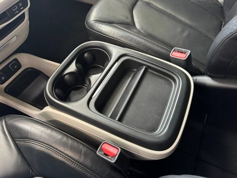 Used 2018 Chrysler Pacifica Touring-L FWD image 33