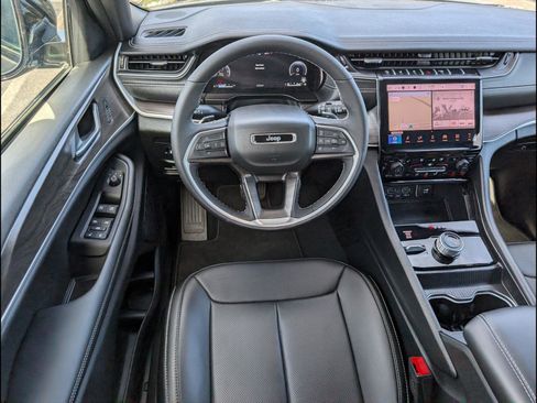 Used 2025 Jeep Grand Cherokee Limited w/ Luxury Tech Group II image 8